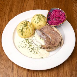 Sztuka mięsa wołowego z sosem chrzanowym 