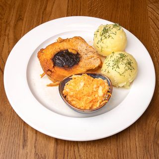 Schab nadziewany śliwką 