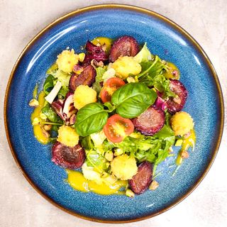 Sałatka ze śliwką i smażonym halloumi