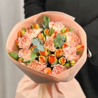 Tulip Orange vs Dianthus Peach vs Eukaliptus