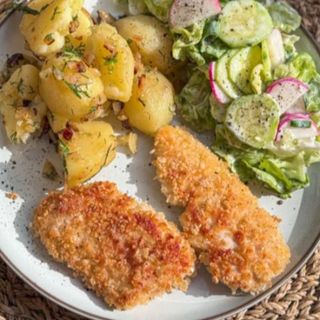 Filet z kurczaka w panierce "Panko" w zestawie z frytkami i surówkami 