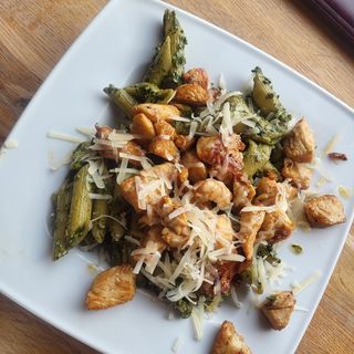 Makaron penne w sosie grzybowym, z grillowanym kurczakiem, ser. 