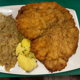Kotlet schabowy XXL, frytki, surówki.