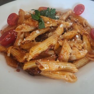 Makaron z czerwonym pesto.