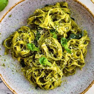 Makaron z zielonym pesto