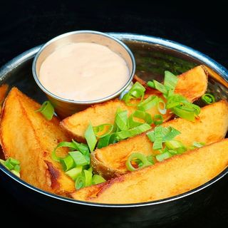 Ziemniak rustykalny z sosem sriracha-mayo