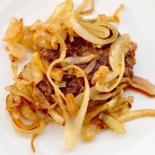 Rumsztyk z cebulą lub bryzol z pieczarkami lub rumsztyk z papryką i cebulką