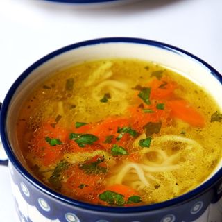 Rosół z domowym makaronem