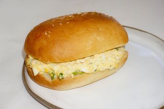 Bułka czosnkowa z pastą jajeczną