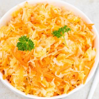 Surówka z kiszonej kapusty