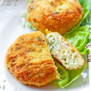 Kotlet z kalafiora z sosem czosnkowym