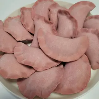 PIEROGI Z TWAROGIEM I MALINAMI