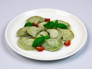 Pierogi szpinakowe ze słonym serem na/c