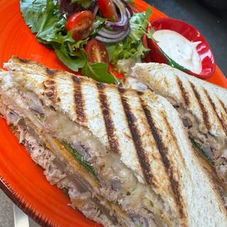 Tost potrójny z tuńczykiem 