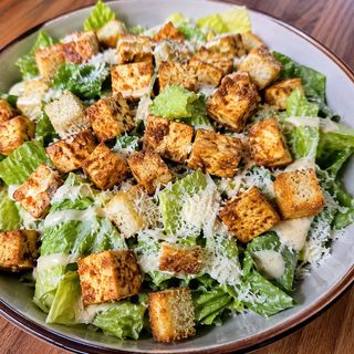 Sałatka Cezar z tofu - wegańska, bezglutenowa