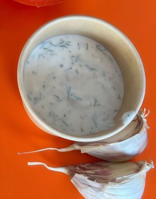 Sos czosnkowo-koperkowy