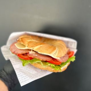 Obwarzanek warzywa-wędlina 