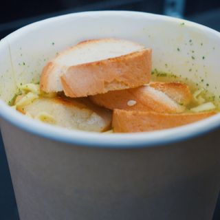 Rosół z grzankami z obwarzanka