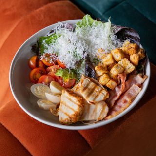 Sałatka Cezar z kurczakiem