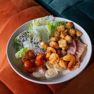 Sałatka Cezar z krewetkami