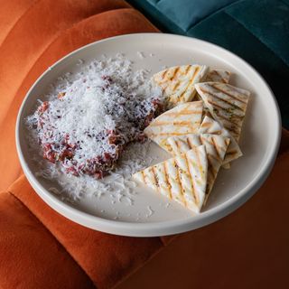 Tatar wołowy z pitą