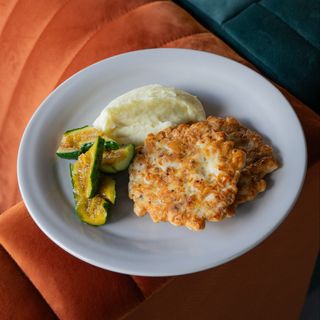 Kotlet z kurczaka i puree ziemniaczanym