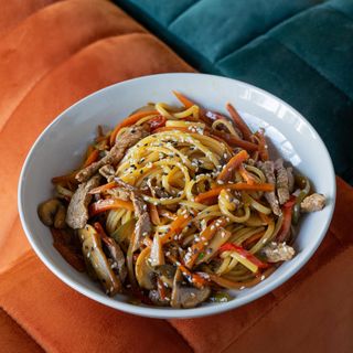 Makaron w stylu azjatyckim z wołowiną