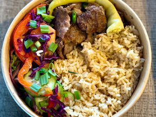 Danie na talerzu z ryżem 