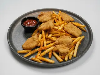 Nuggetsy z frytkami