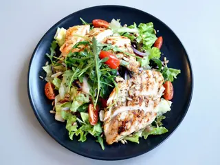 Sałatka z grillowanym kurczakiem