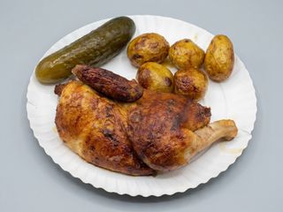 Zestaw z ziemniaczkami i ogórkiem