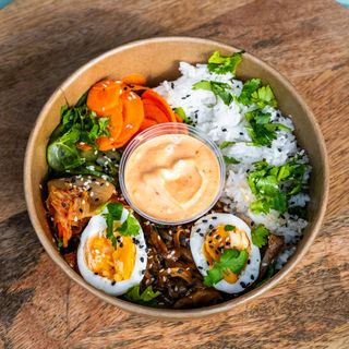 Bowl z kurczakiem BBQ