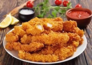 Stripsy z kurczaka i frytki