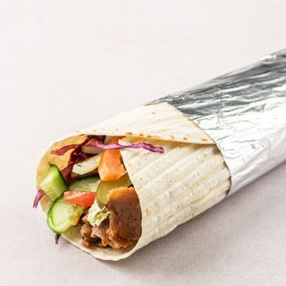Kebab w standard lawaszu z żółtym serem