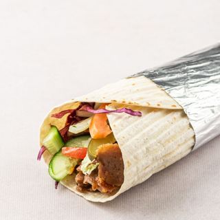 Kebab w duży lawaszu z żółtym serem