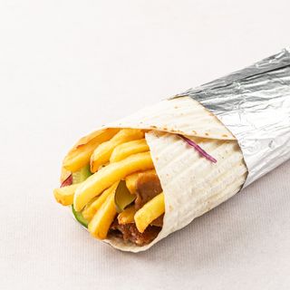 Kebab w duży lawaszu z frytkami