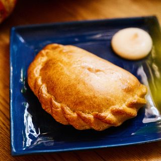 Empanada z kurczakiem, zielonym groszkiem i chorizo