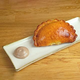 Empanada z tuńczykiem i pieczonymi warzywami