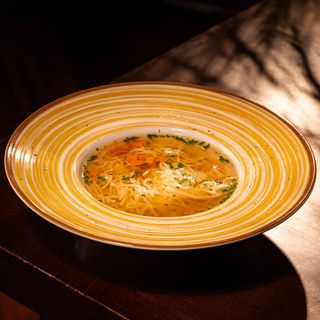 Domowy bursztynowy rosół z makaronem (300 ml)