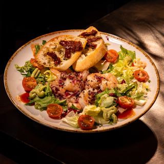 Krewetki tygrysie w sosie winno-maślanym