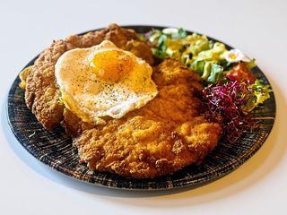 Klasyczny sznycel z jajkiem sadzonym 300g