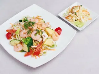 Makaron udon smażony z surówką