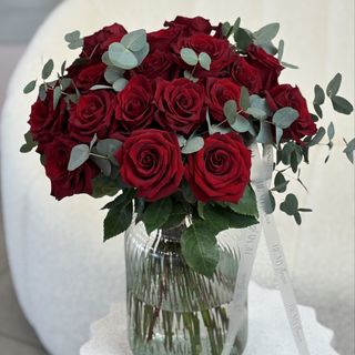 Bukiet  z 25 czerwonych róż i eukaliptusa