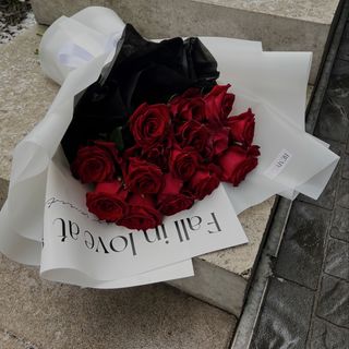 Bukiet z 15 czerwonych róż «FALL IN LOVE»