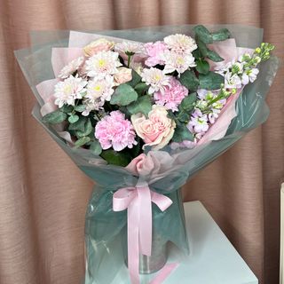 Bukiet z róż, eukaliptusa, goździków i dodatków "PALE HAZE"