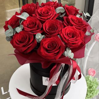 Flower box z 13 czerwonych róż i eukaliptusa «LOVE ME»