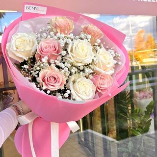 Bukiet białych i różowych róż z gipsówką