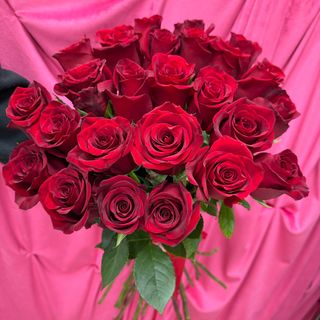 Bukiet z 25 czerwonych róż ze wstążką