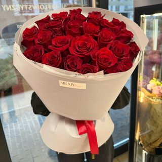 Bukiet z 25 czerwonych róż w szarym opakowaniu