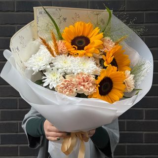 Bukiet ze słoneczników, chryzantemy, goździków «GOLDEN MOOD»